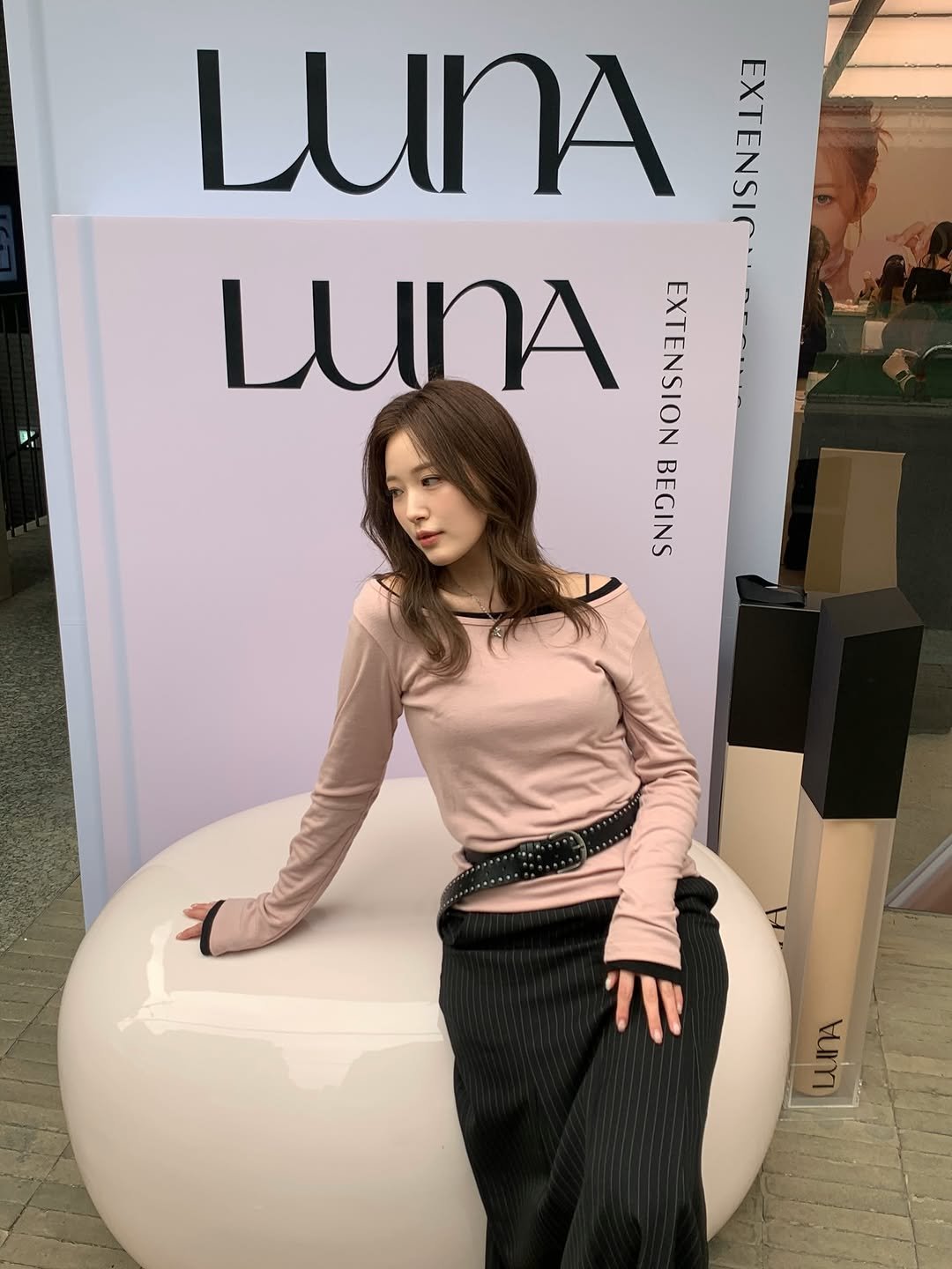 Photo by 효블리 Hyovely I 핑잘봄웜라 I 뷰티꿀팁 I 관리팁 I 요즘뷰티 I 패션템리뷰 on February 24, 2026. May be an image of one or more people, makeup, hair, miniskirt and text.