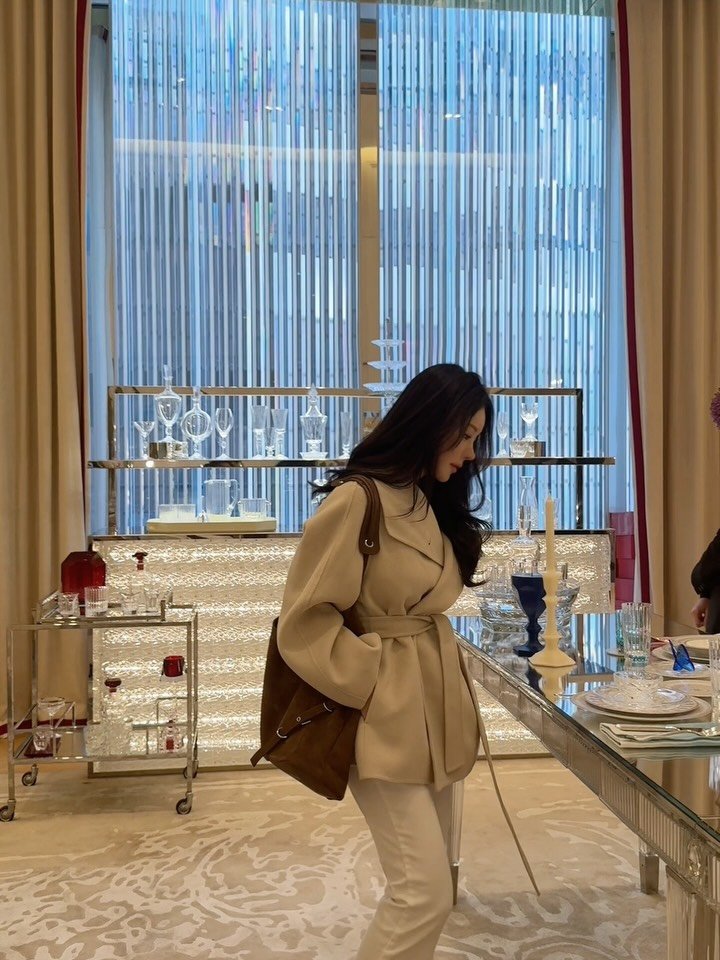 hyojinc_ 게시물 이미지: 겨울에 또 아이보리가 빠질 수 없쥐요
블랙 무채색 어둑칙칙한 계열만 입는 저는...