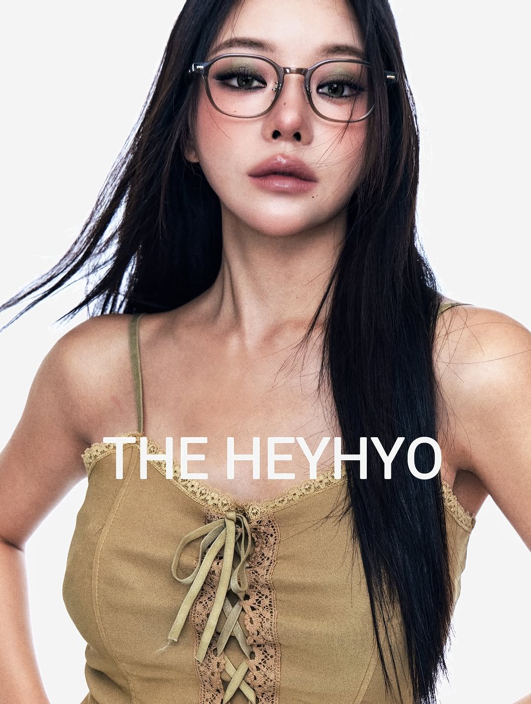 Photo shared by 조효진 Hyojin Cho on September 26, 2025 tagging @suseemi__, and @_leejaeeun. May be an image of 1 person, eyeglasses, poster and text that says 'THE HEYHYO'.