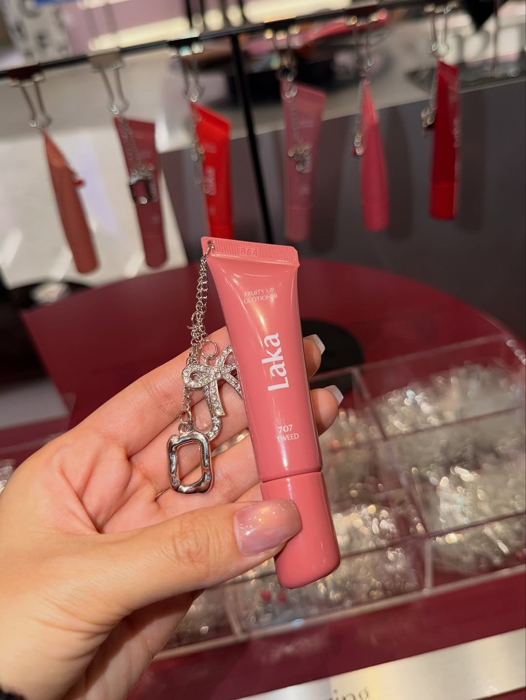 Photo by 조효진 Hyojin Cho on October 10, 2025. May be an image of one or more people, lipstick, makeup, hand cream, cosmetics and text that says 'FRLTYL CLOTIONER バ管 XS Laka 707 TWEED'.