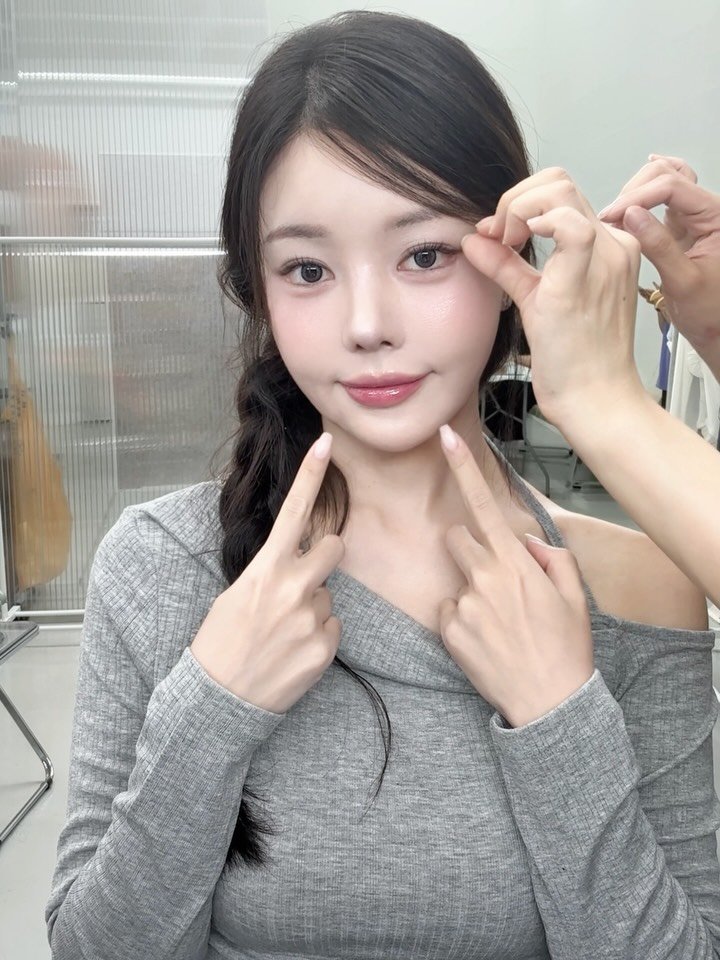 hyojinc_ 게시물 이미지: D-4
한번 바를때 립보습케어 제대로 하면서
컬러도 예쁘게 바르는
진저슈가 조효진 립세럼👄