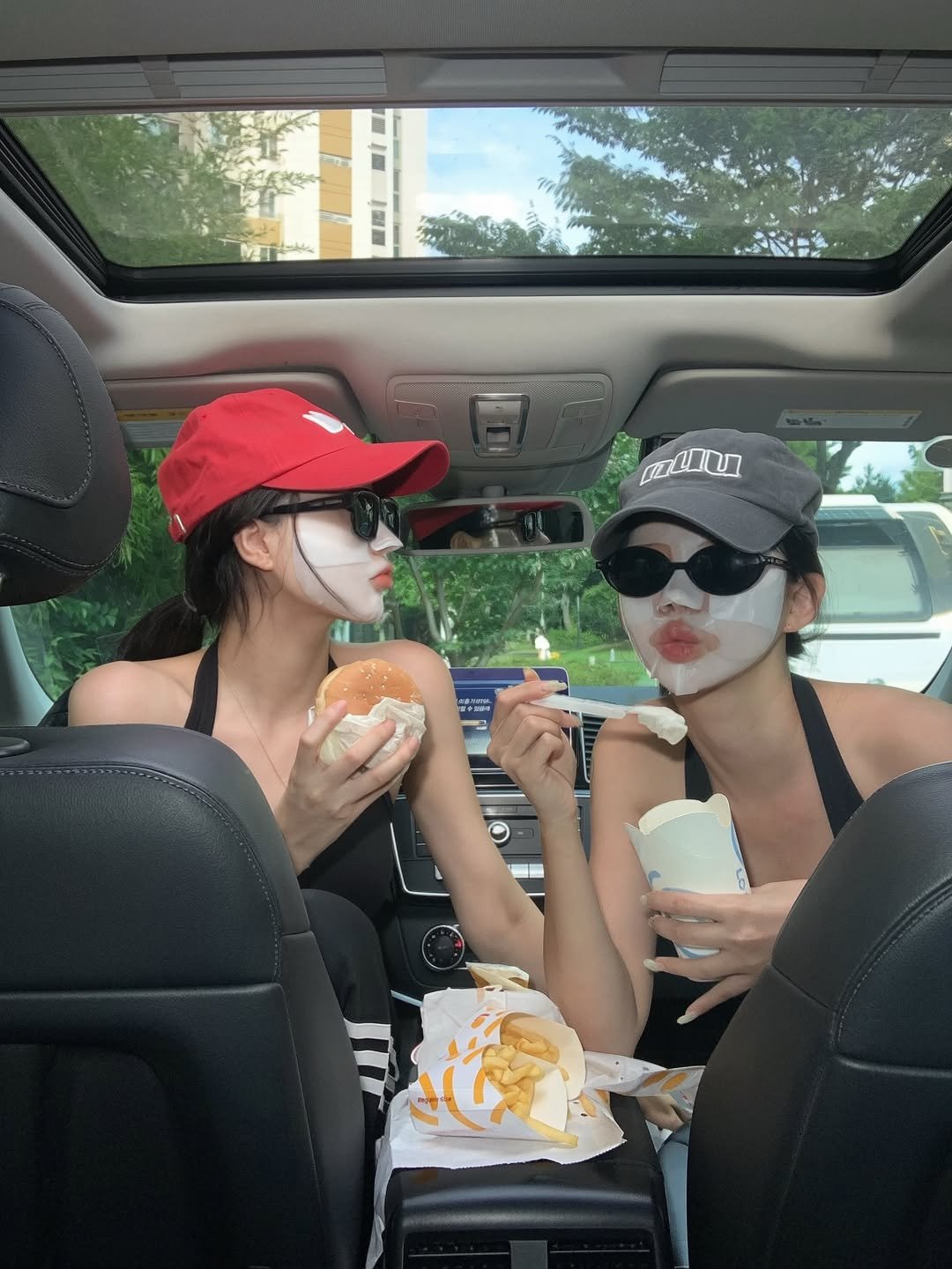 hyoris2 게시물 이미지: 여름 
오랜만에 같이찍어본 사진🍔☀️🌞⛱️🕶️👗🍉👙♥️