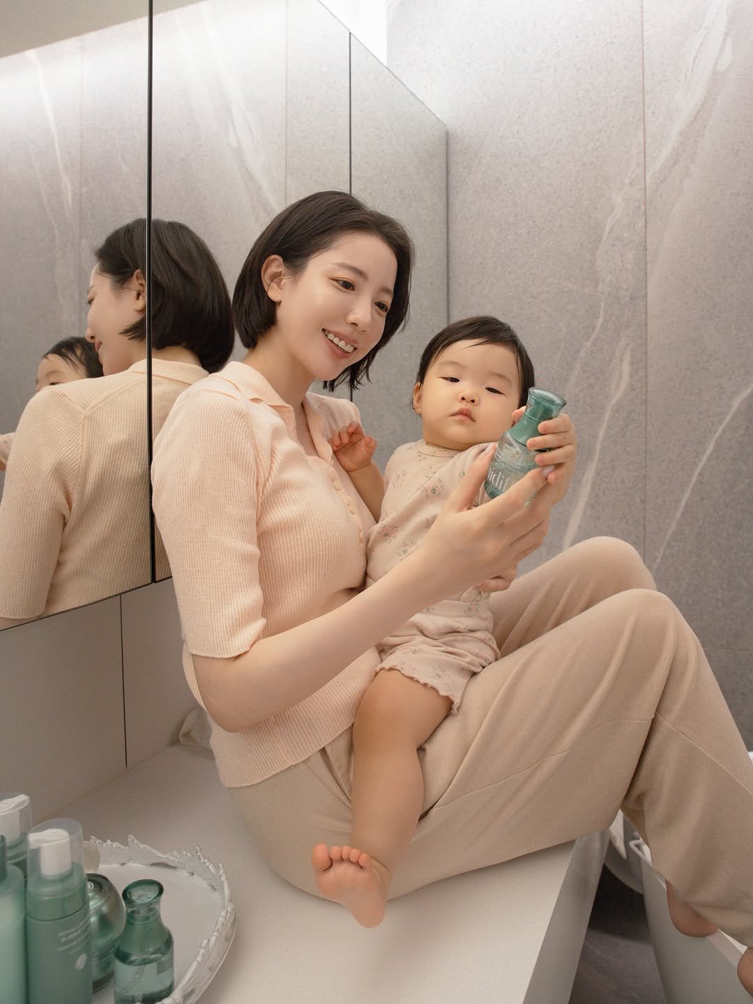 Photo by 휴림 on August 04, 2025. May be an image of 3 people, baby, sleepwear, diaper, bath robe, mirror, wash basin and text.