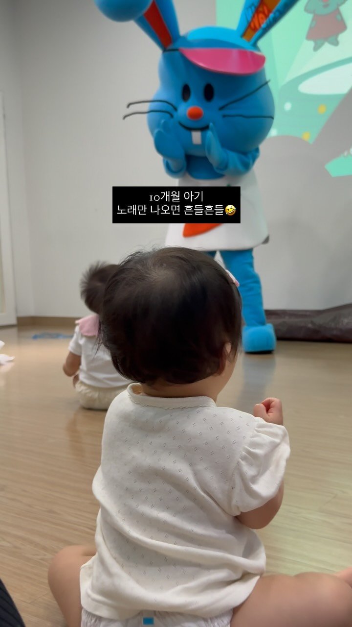 hyu.rim 게시물 이미지: 엄마아빠는 흥이 없는데 울 아기는 흥이 많음ㅋㅋㅋㅋ
신생아 때부터 노래만 나오면 둠칫둠칫🪩