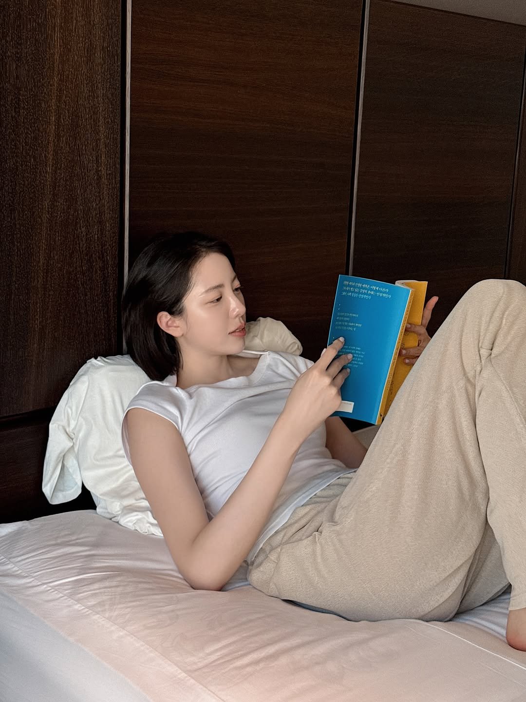 Photo by 휴림 on July 26, 2025. May be an image of 1 person, sleepwear, mattress, headboard, chaise lounge, bed, bedroom and text.