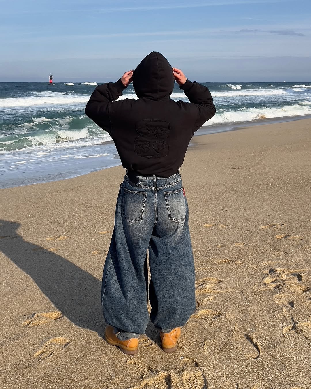 Photo by 황혁 on November 03, 2025. May be an image of ocean, beach, horizon and text.