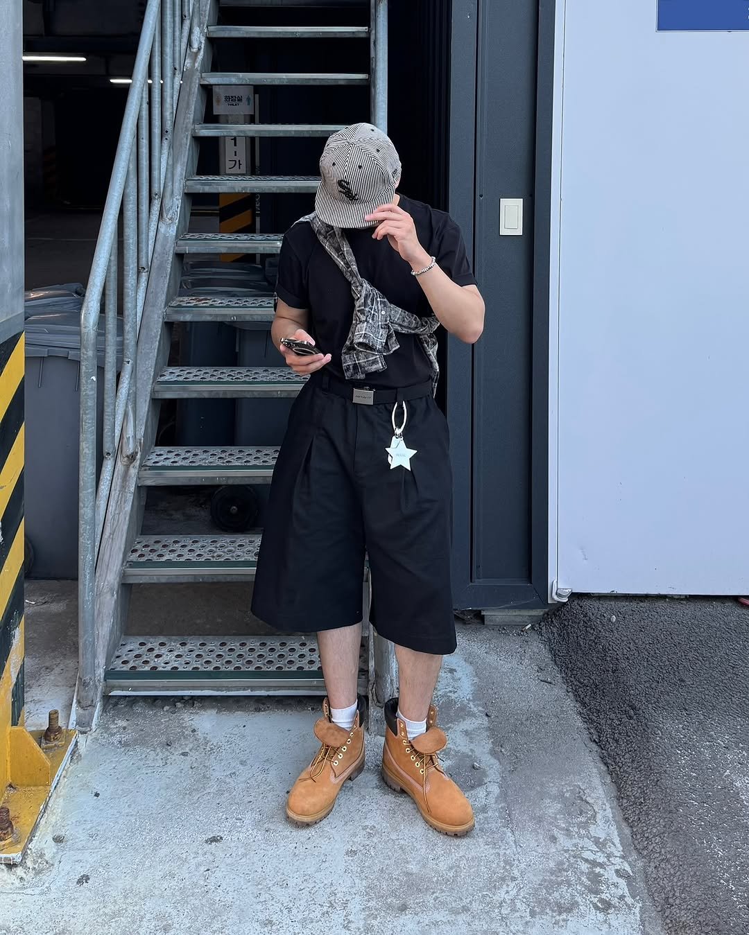 Photo by 황혁 on September 15, 2025. May be an image of sweatpants, face mask, bandanna and text.