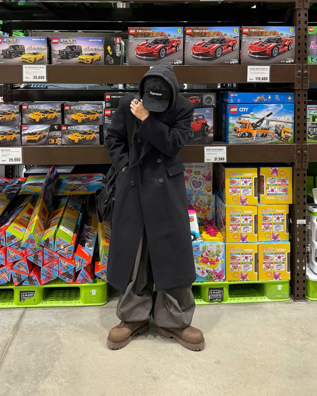 Photo by 황혁 on March 02, 2026. May be an image of duffle coat, overcoat, cloak, face mask, bath robe, parka, gas mask, lego and text.