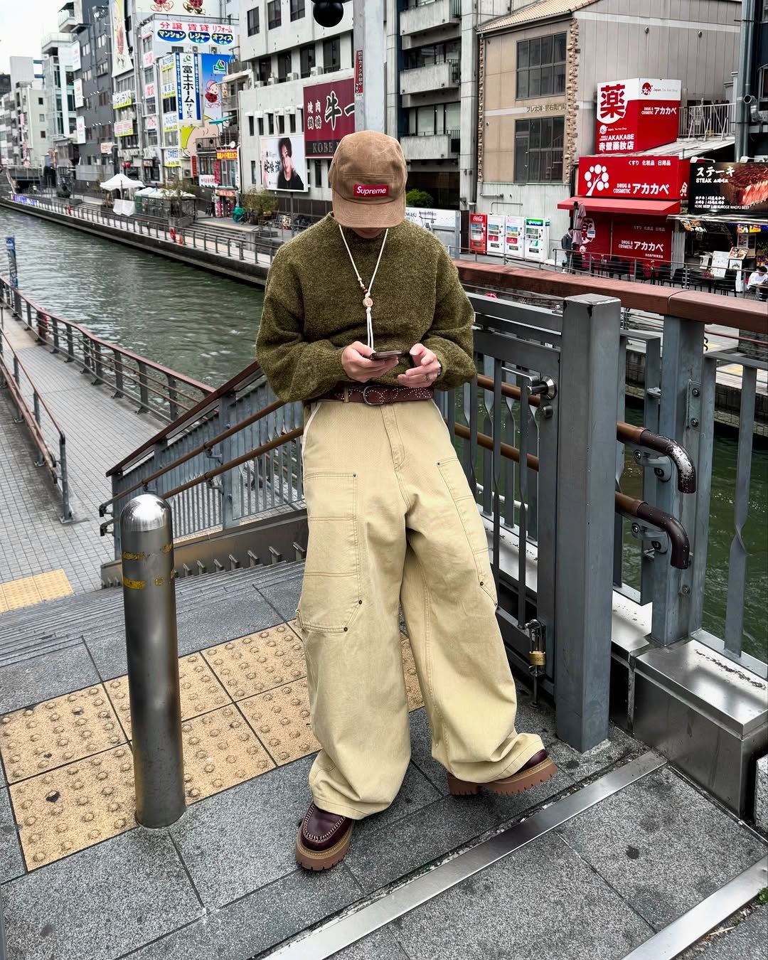 Photo shared by 황혁 on April 06, 2026 tagging @newcheapchic.dp. May be an image of duffle coat, beret, bowler hat and text.