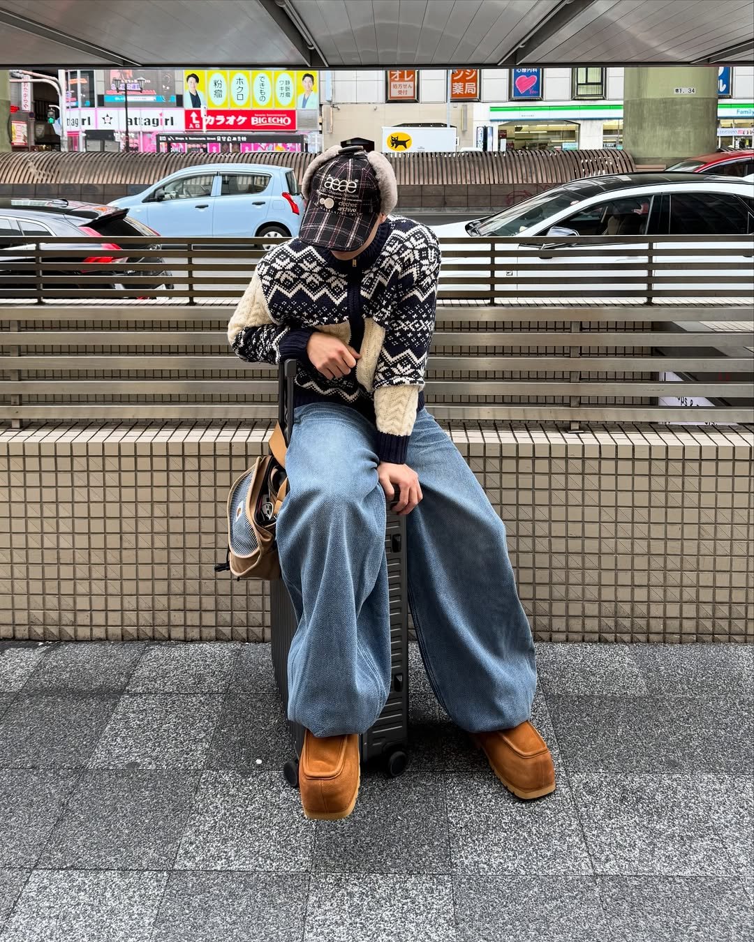 Photo shared by 황혁 on March 23, 2026 tagging @zara, @soulesures, @aeae_official, @kichul.official, and @cordix_official. May be an image of duffle coat, face mask, parka, bandanna, gas mask, street and text.