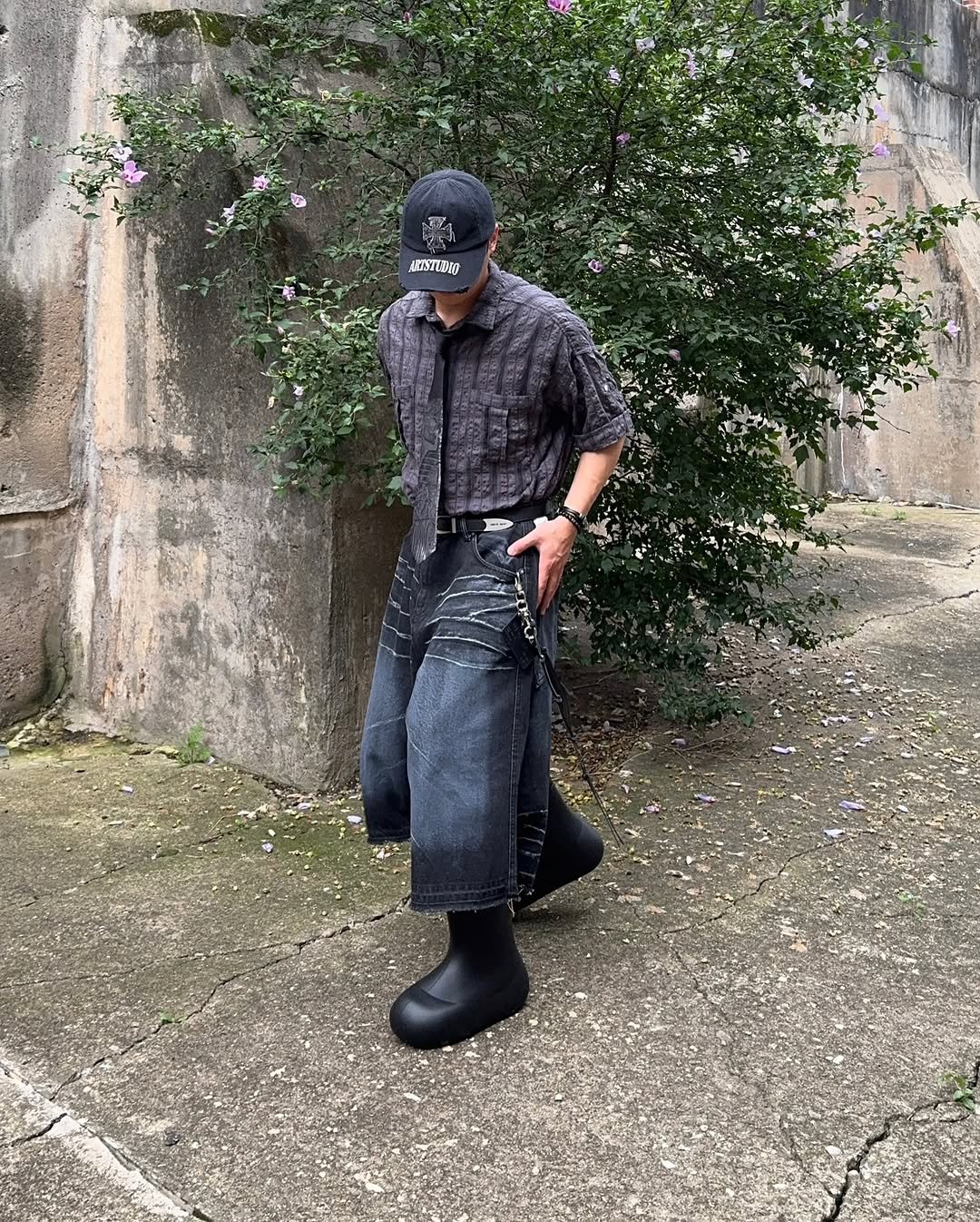 Photo by 황혁 on July 23, 2025. May be an image of 1 person, kilt and text.