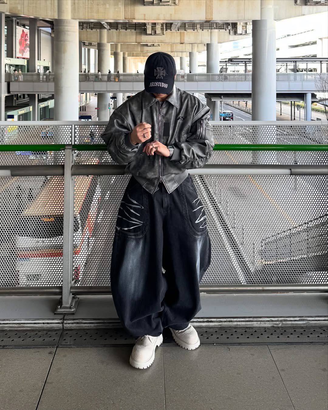 Photo by 황혁 on March 16, 2026. May be an image of duffle coat, sweatpants, bandanna, parka, sweatsuit, face mask and text.