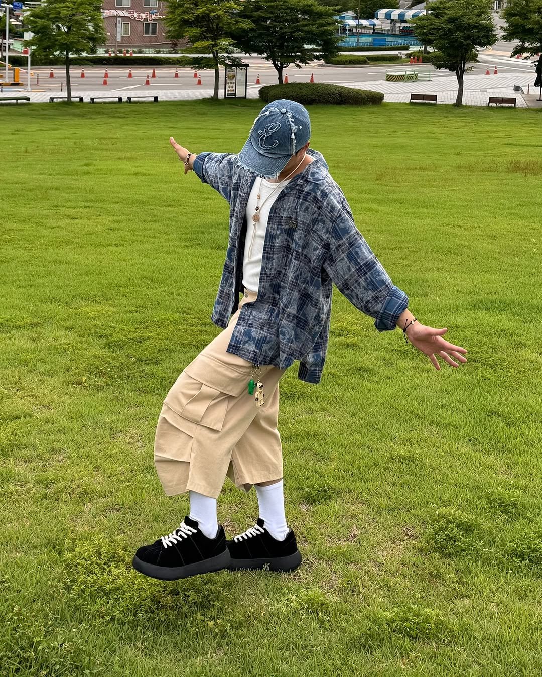 Photo shared by 황혁 on October 27, 2025 tagging @etce_official, @roaringrad, and @equalby_official. May be an image of wingtip shoes, bandanna, headscarf, kilt and text.