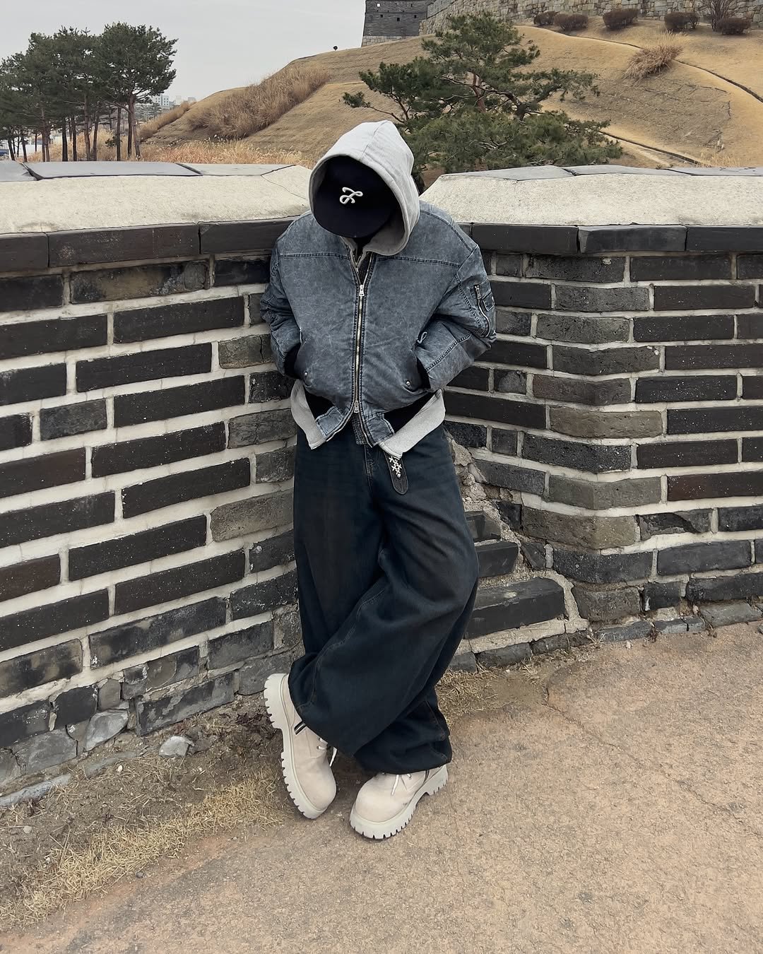 Photo by 황혁 on February 02, 2026. May be an image of the Great Wall of China, brick wall and text.