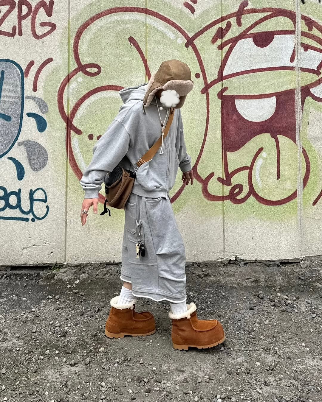 Photo by 황혁 on April 20, 2026. May be an image of overcoat, duffle coat, face mask, sweatpants, gas mask, sweatsuit, parka and text.