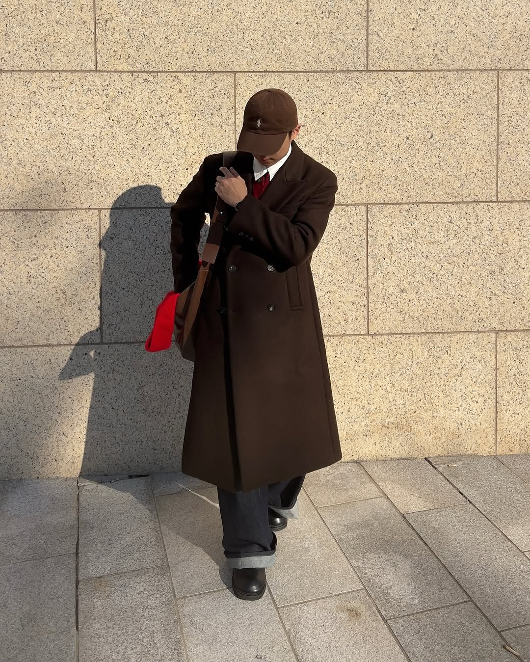 Photo by 황혁 on January 07, 2026. May be an image of standing, duffle coat, overcoat, bowler hat, turtleneck, cloak and text.