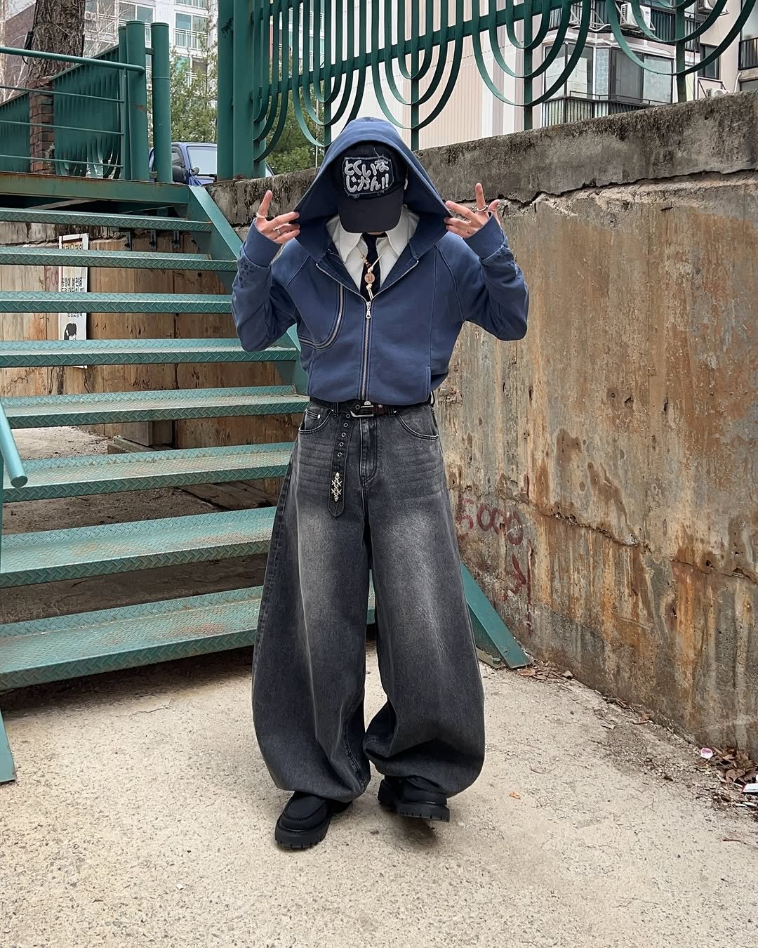 Photo shared by 황혁 on April 22, 2025 tagging @minav_official, @thecoldestmoment, @kream.co.kr, and @kichul.official.