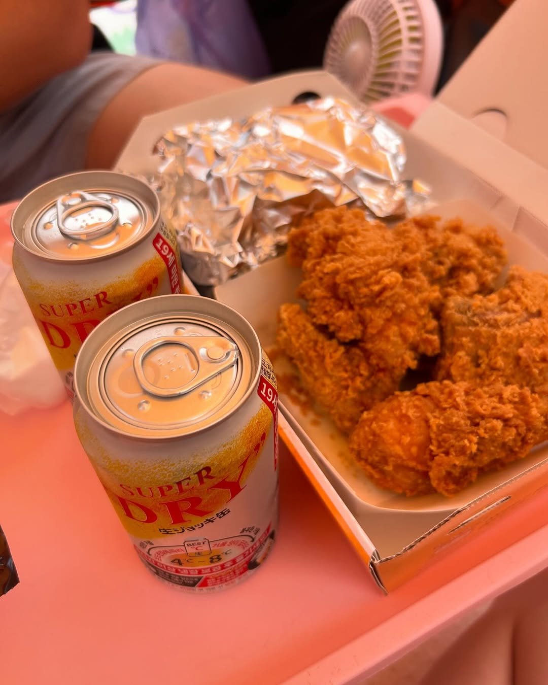 hyukjun_kk 게시물 이미지: 민재형이랑 4년만에 만나서
한강에서 치맥 ~ ㅋ

형님 유럽 다녀온 얘기, 워홀썰...