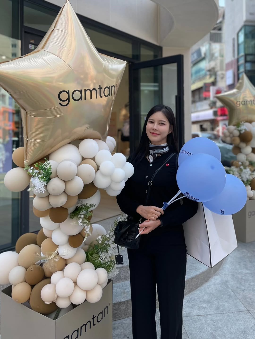 Photo by 주현하 on April 03, 2026. May be an image of balloon, beach ball and text.