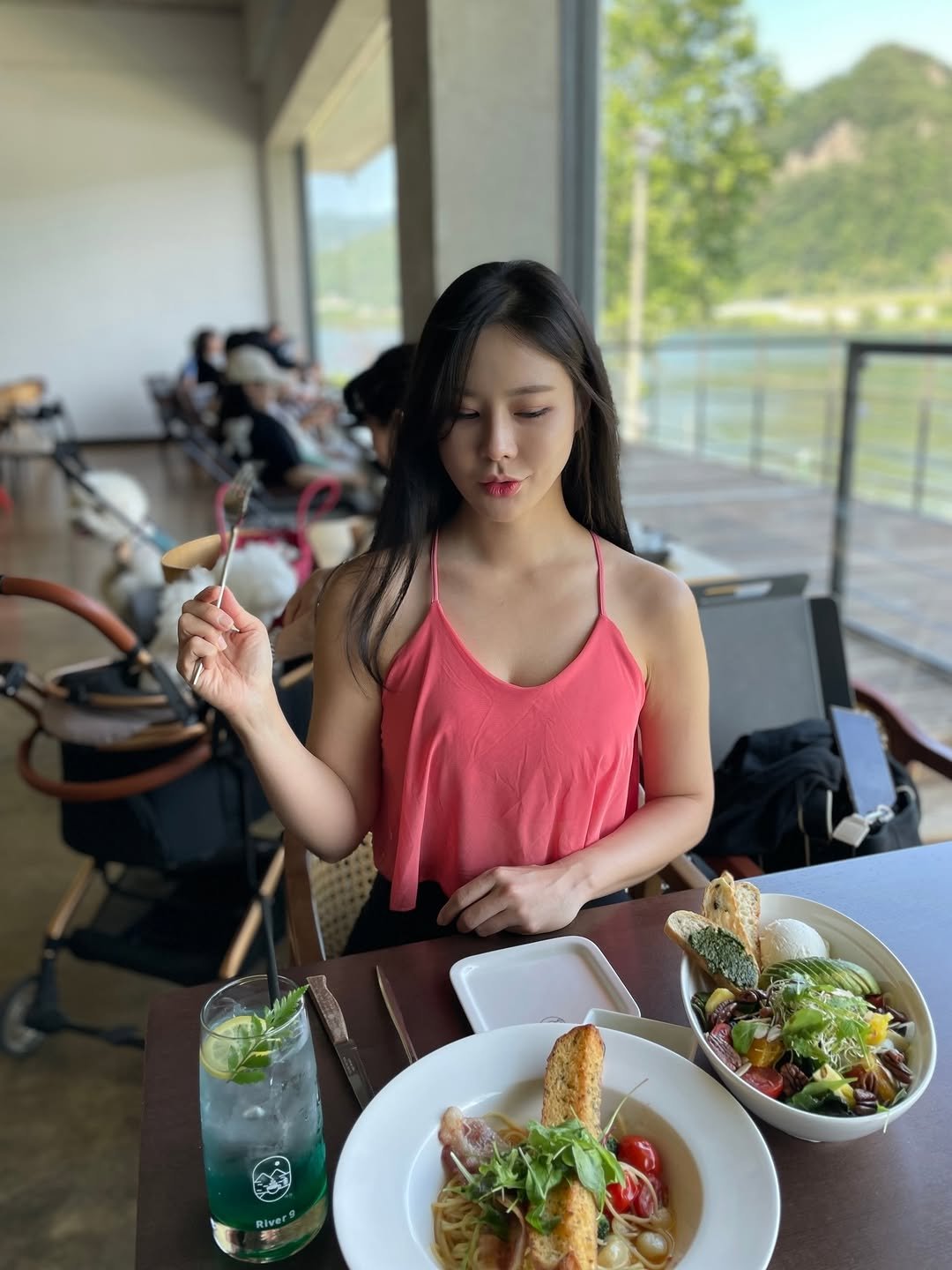 hyun_ha_zzoo 게시물 이미지: 휴양지 온 거 아닌데!! 카페 온건데 이렇게 행복하다구💕

북한강을 바라보면서...