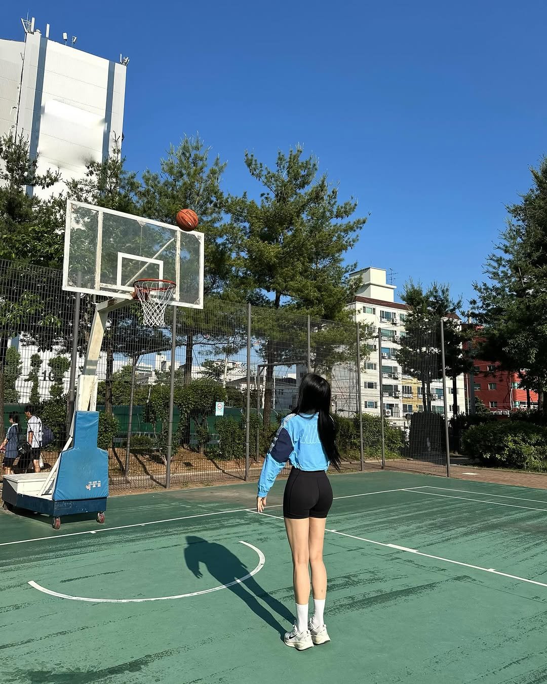 Photo by 𝗗𝗝 𝗛𝗬𝗨𝗡𝗔𝗛 김현아🇰🇷 on May 27, 2025. May be an image of basketball, backboard, ball, park and basketball court.