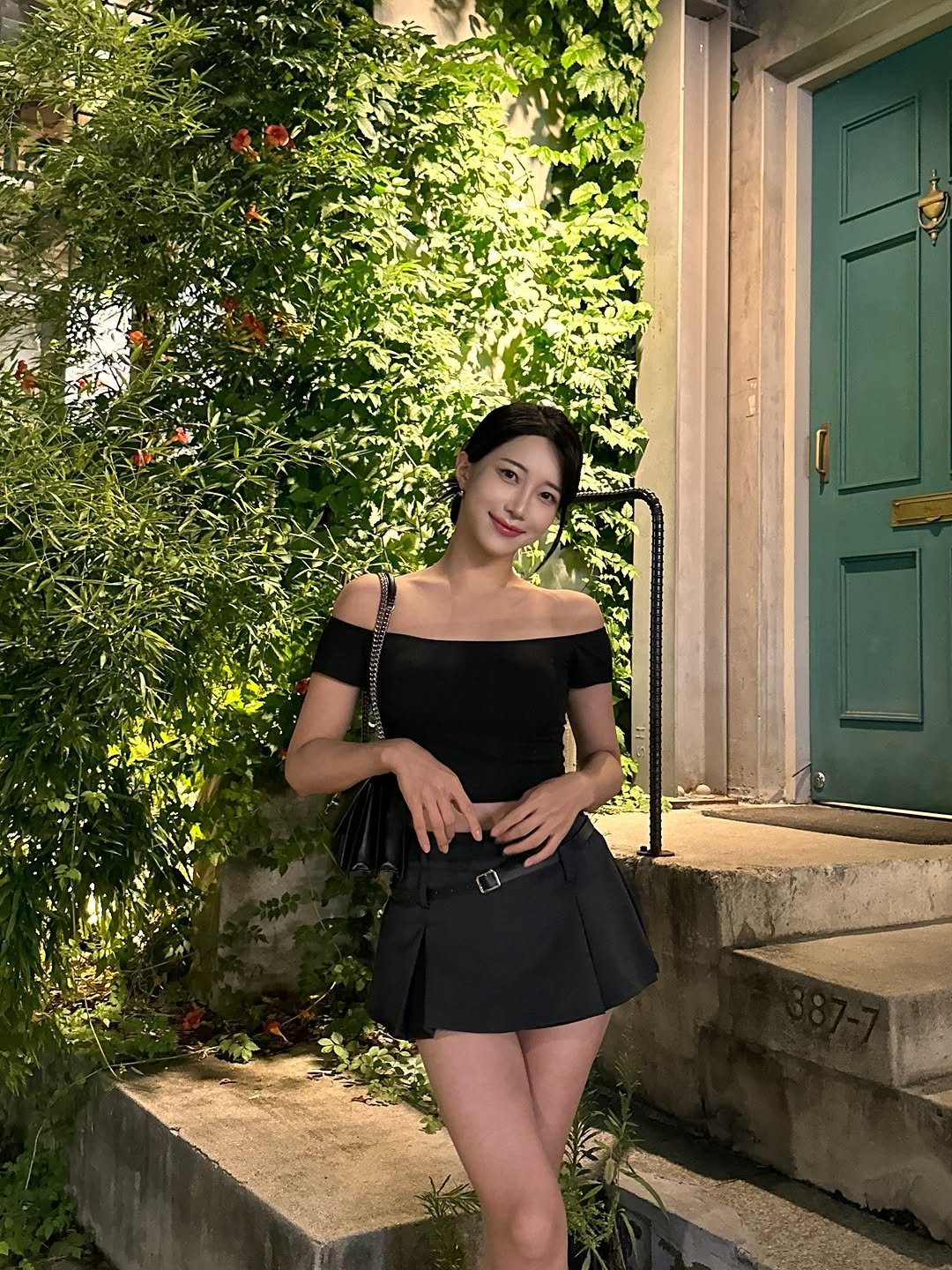 Photo by 𝗗𝗝 𝗛𝗬𝗨𝗡𝗔𝗛 김현아🇰🇷 on August 09, 2025. May be an image of 1 person, miniskirt, dress, outdoors and text.