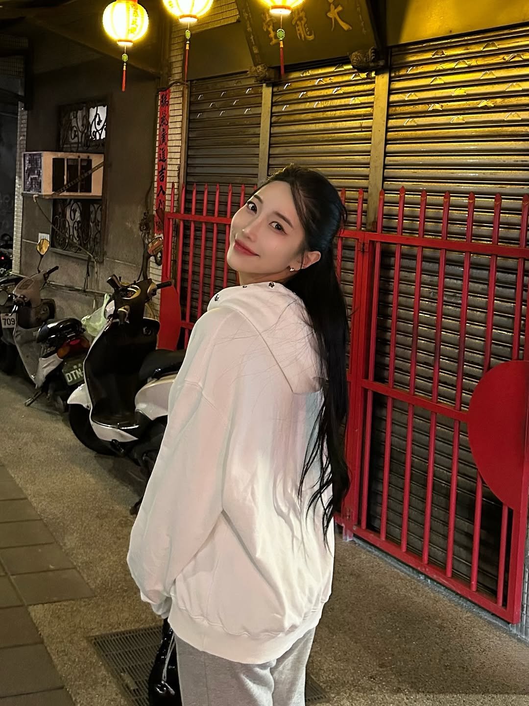 Photo shared by 김현아 on January 21, 2026 tagging @meenderi_official. May be an image of one or more people, hair, jacket and text.