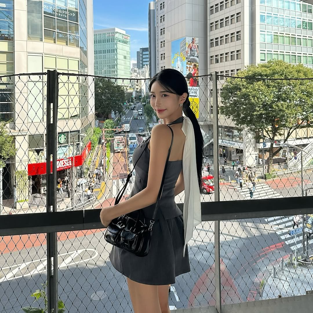 Photo by Hah🖤🪽 in Shibuya. May be an image of miniskirt.