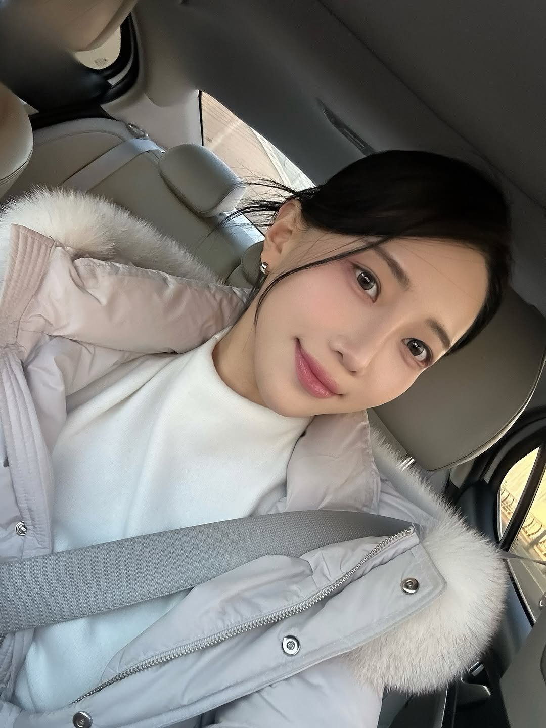 Photo by 김현아 on February 08, 2026. May be a selfie of one or more people, hair, duffle coat, goosedown coat, parka, turtleneck, jacket and text.