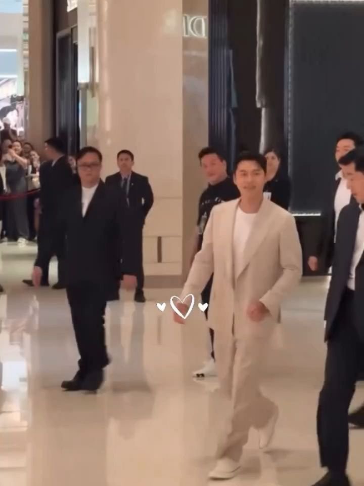 hyunbinactorfanpage 게시물 이미지: Hyun Bin in Manila for the first time....