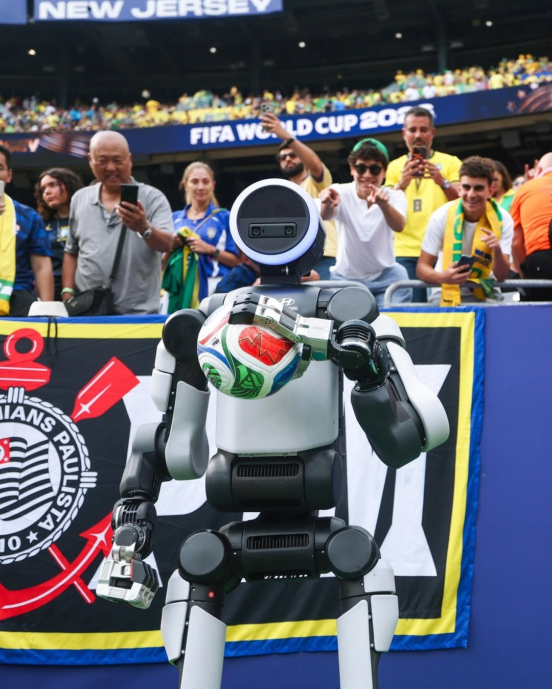 hyundai 게시물 이미지: It just happened. Atlas stepped onto the world...