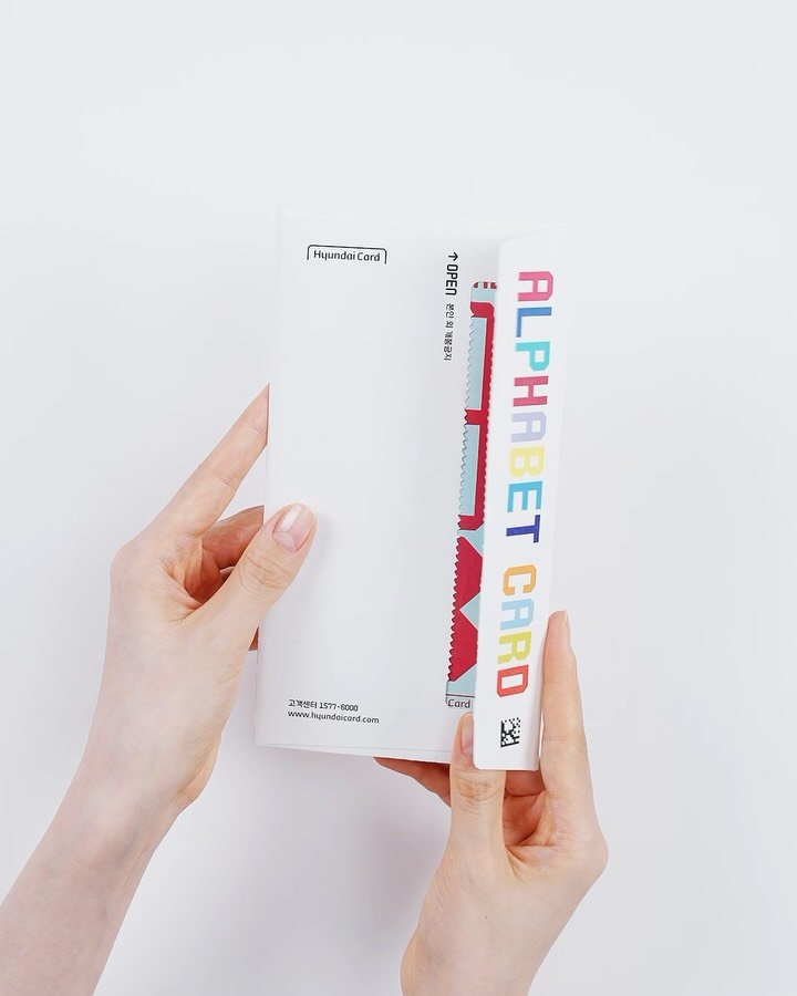 hyundaicard 게시물 이미지: ⠀ 
알파벳카드의 미니멀한 매력을
그대로 담아낸 플라스틱 패키지

콤팩트하게...