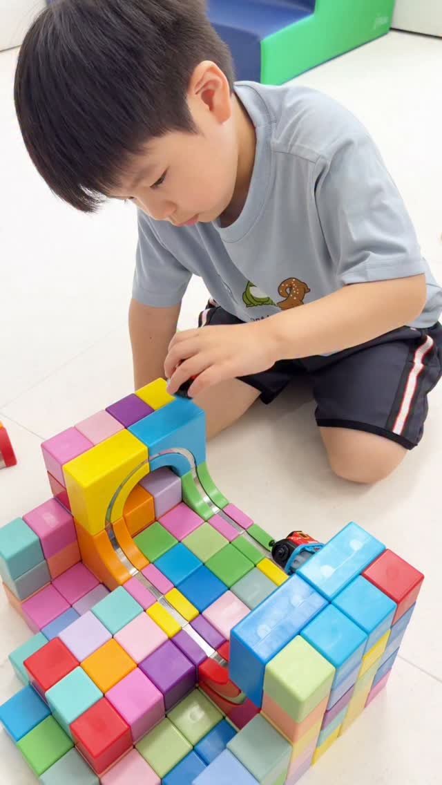 hyunheehong 게시물 이미지: 준범이가 모델인 벨베이비에서 레일블럭이 👀 ❤️🩷🧡💛💚🩵💜

자석블럭이라 아이들이...
