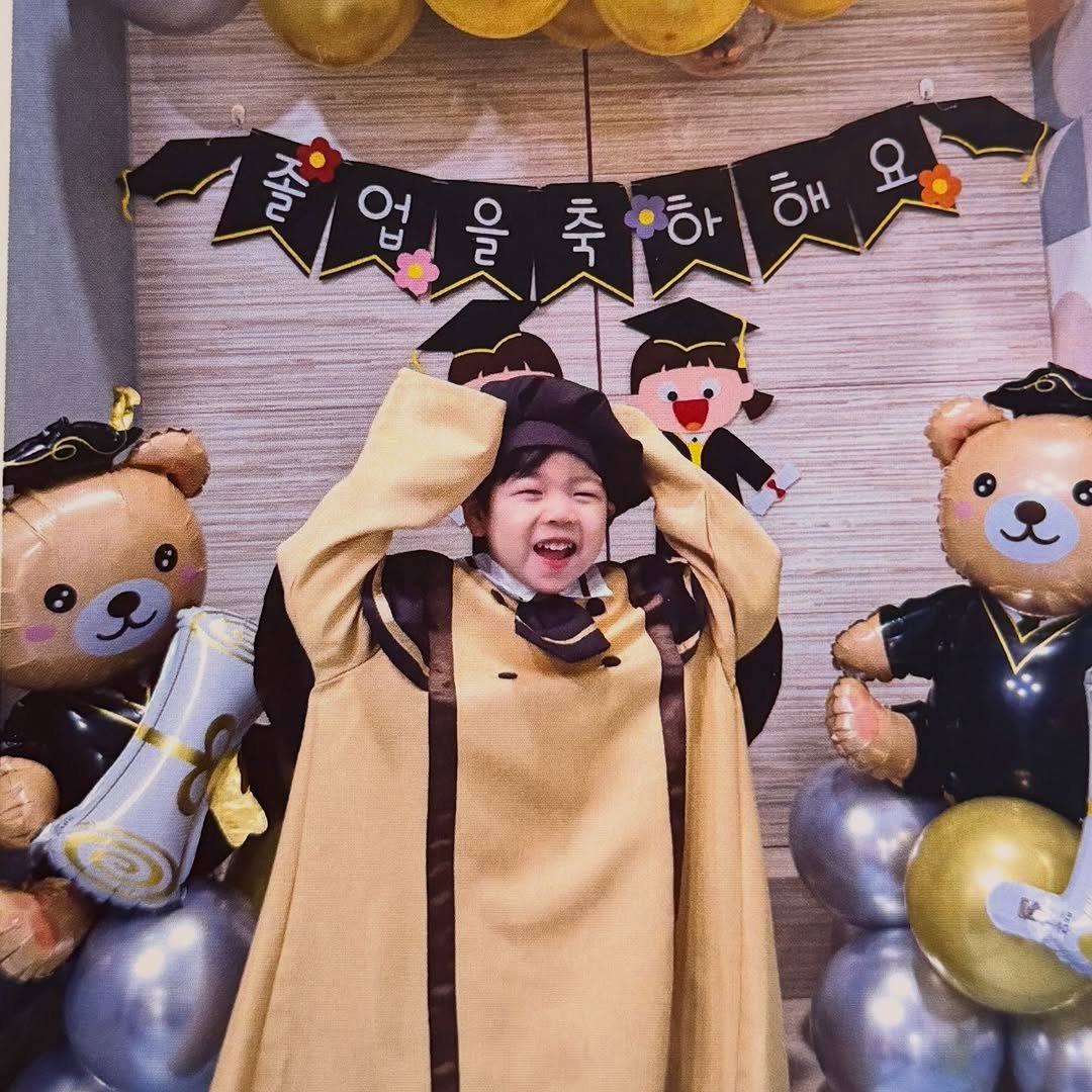 Photo shared by 연준범 on February 25, 2026 tagging @hyunheehong, and @im_jasson. May be an image of balloon and text that says '축업을통하해요 ㅂ 어 을축하하해 축 을 N0 해'.