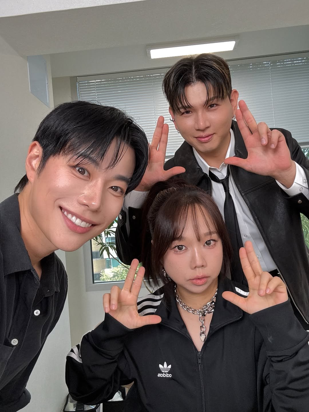 Photo shared by 메이크업 아티스트 레오제이 on October 31, 2025 tagging @hyunheehong, and @im_jasson. May be an image of one or more people, bangs, top and text that says 'お abbibo'.