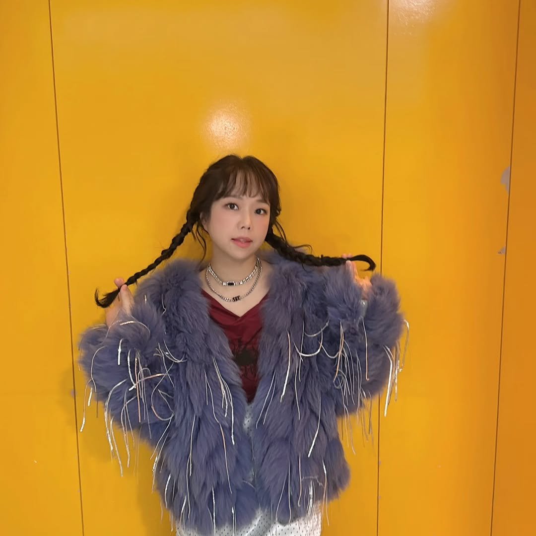 Photo by 홍현희 on February 27, 2026. May be an image of one or more people, braids, makeup, goosedown coat, fur coat, duffle coat, top, parka and text.