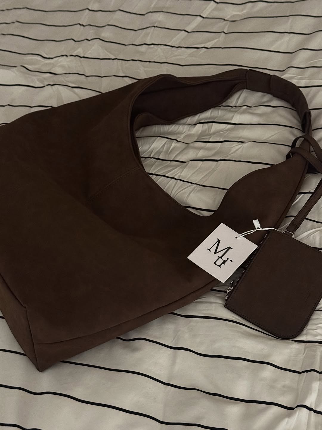 Photo by 혀니니 on October 14, 2025. May be an image of purse, pouch, sling, grocery bag and text.