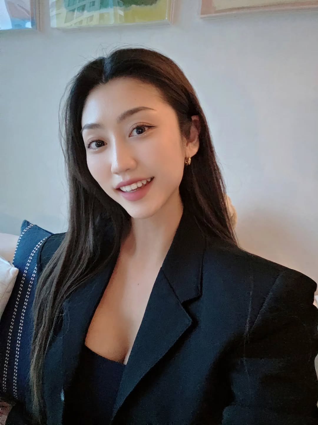 Photo by 김현지 / Hyunji Kim on April 13, 2026. May be a selfie of one or more people, hair, suit, blazer and text.