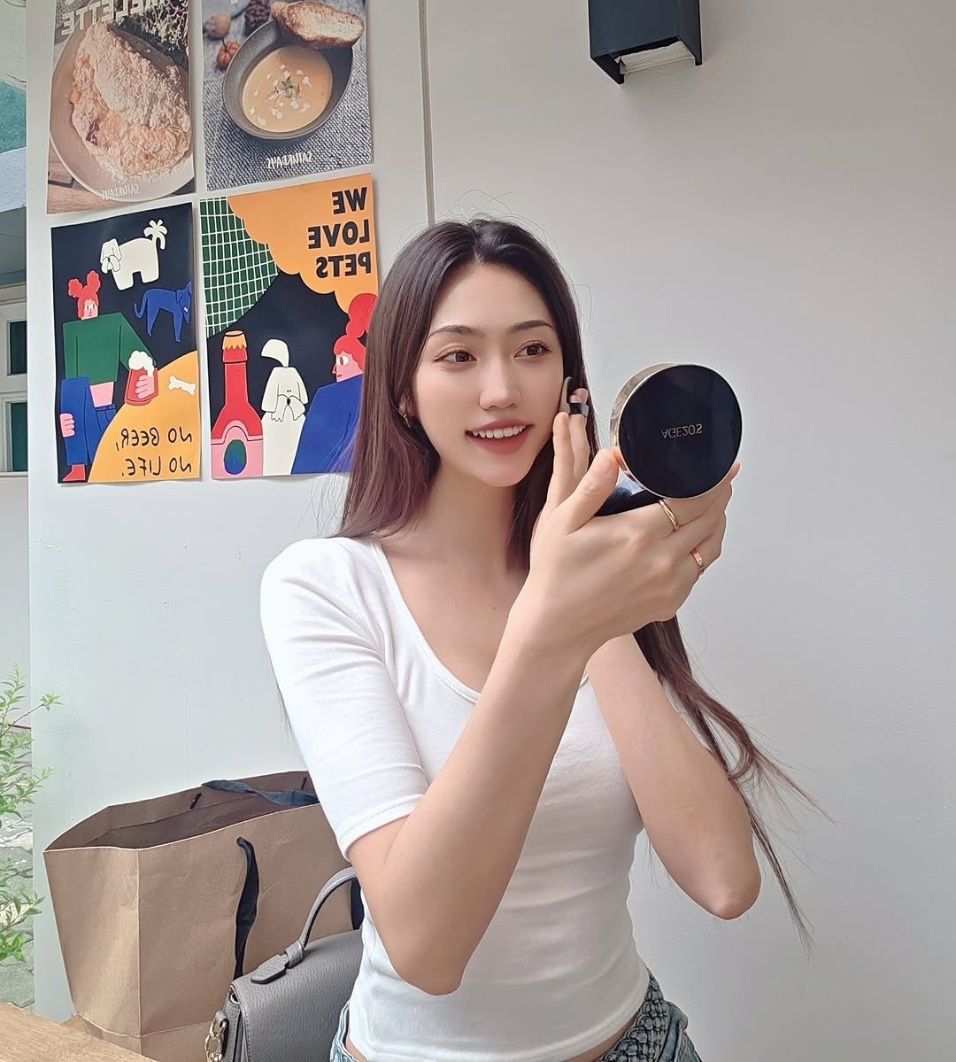 Photo by 김현지 / Hyunji Kim on May 22, 2026. 사람 1명 이상, 립스틱, 전화, 텍스트의 이미지일 수 있음.