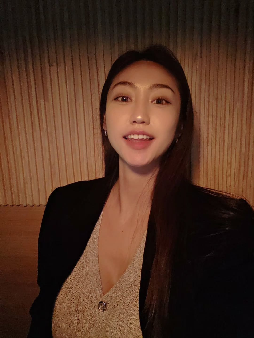 Photo by 김현지 / Hyunji Kim in 서울 - Seoul. May be a selfie of one or more people, hair, people smiling, blazer, suit and text.