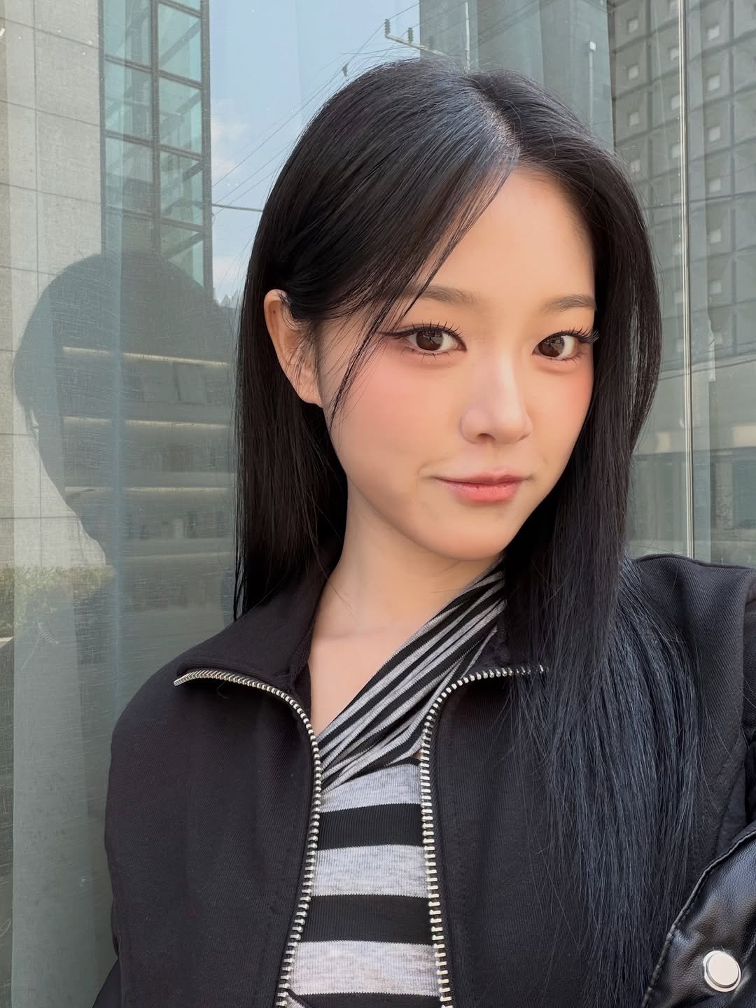 Photo by 현진 on March 20, 2026. May be a selfie of one or more people, hair, parka and text.