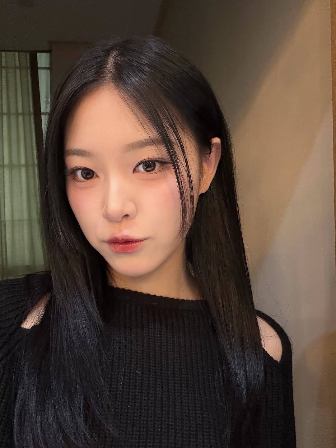 Photo by 현진 on March 28, 2026. May be a selfie of one or more people, hair, top and text.