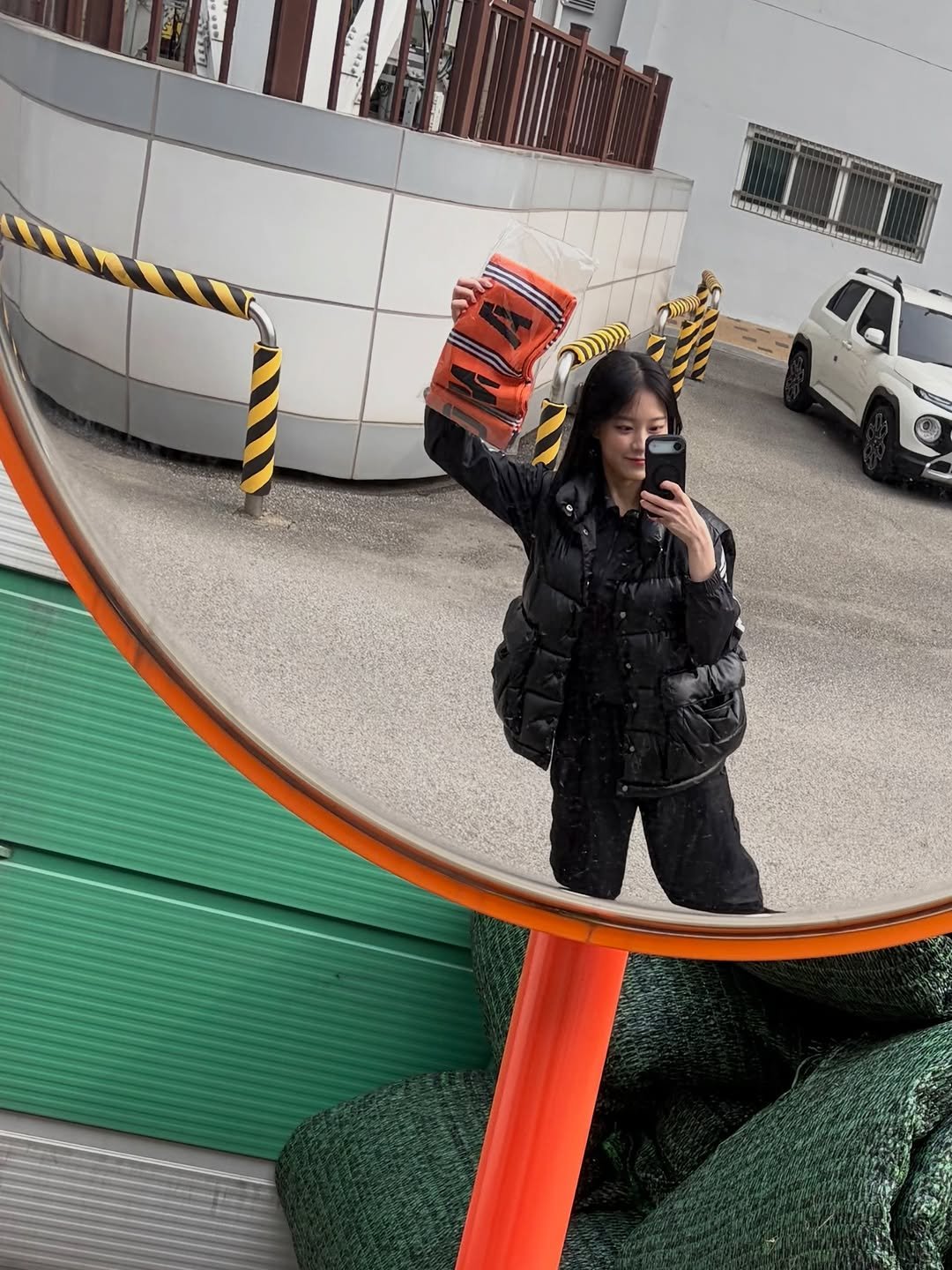 Photo by 현진 on March 14, 2026. May be a selfie of parka, mirror and text.