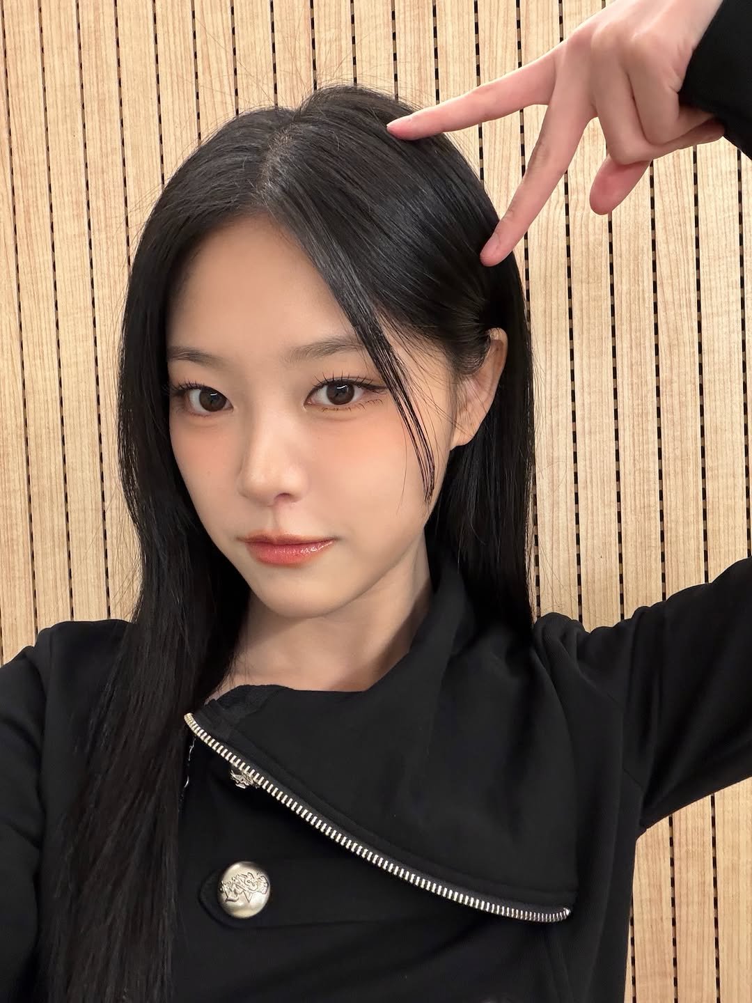 Photo by 현진 on March 18, 2026. May be an image of one or more people, hair and text.