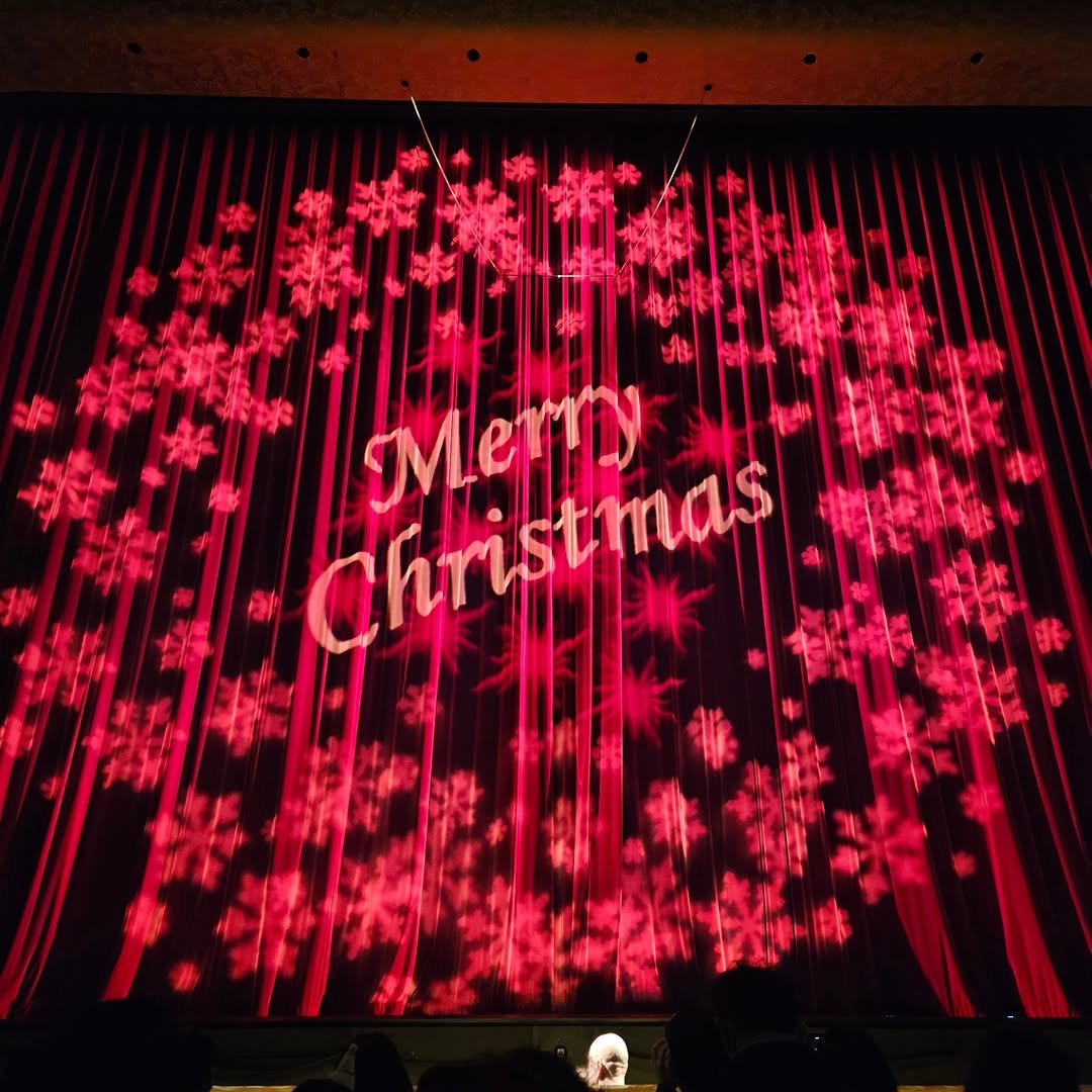 Photo by Hyunjoon Yoo on December 24, 2025. May be an image of christmas tree, curtains, tinsel and text.