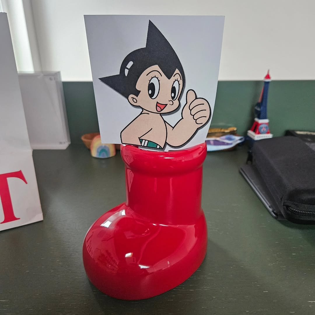 Photo by Hyunjoon Yoo on December 23, 2025. May be pop art of shot glass, paper weight, water bottle, flask and text.