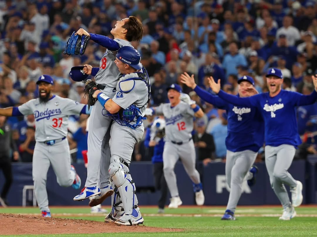 Photo by Hyunjoon Yoo on November 02, 2025. May be an image of baseball, pitcher, crowd and text that says '2Y STRAUSS G Dedgers 37 OI'.