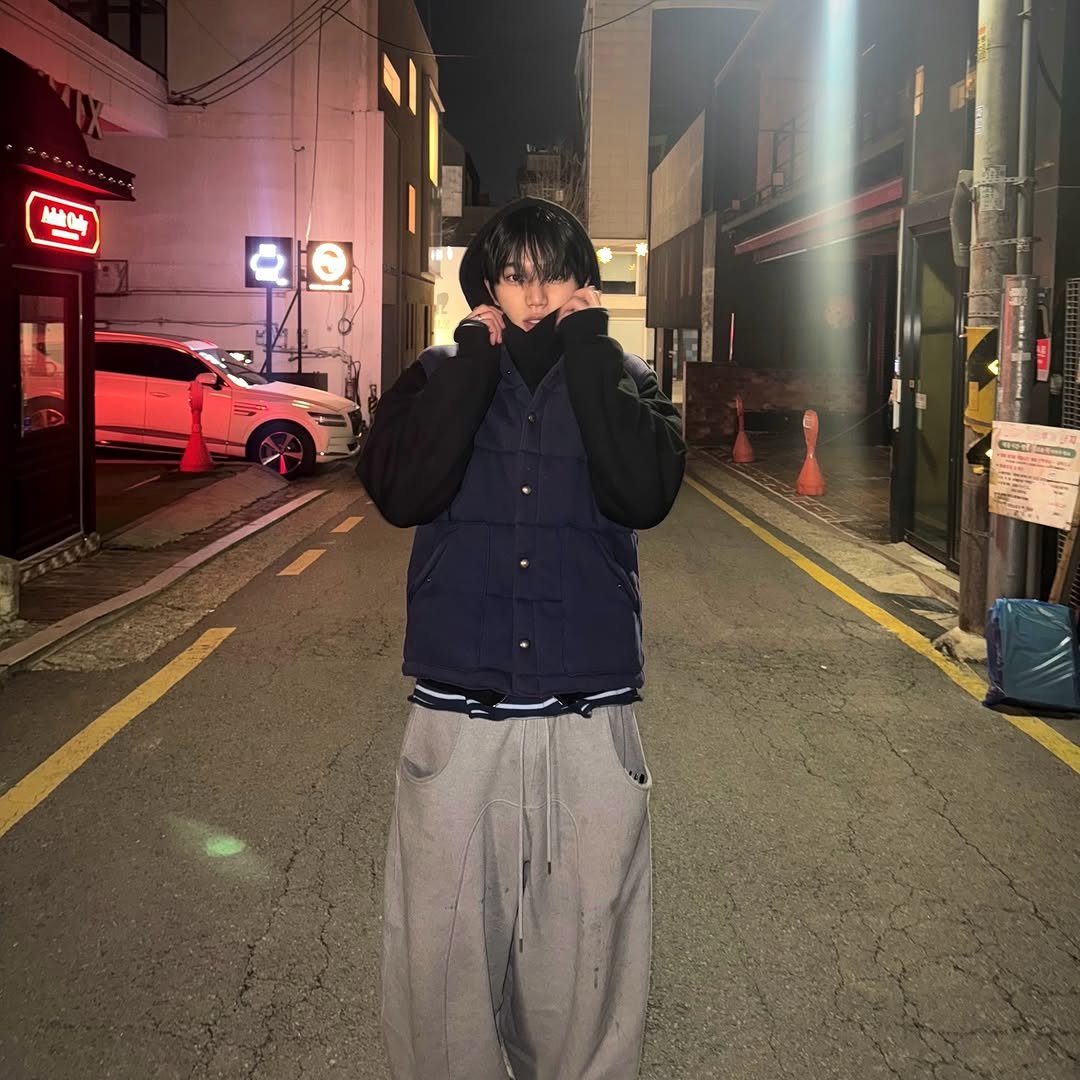 Photo by 윤상현, Sang Hyun Youn on January 13, 2026. May be an image of standing, overcoat, duffle coat, parka, sweatpants and street.