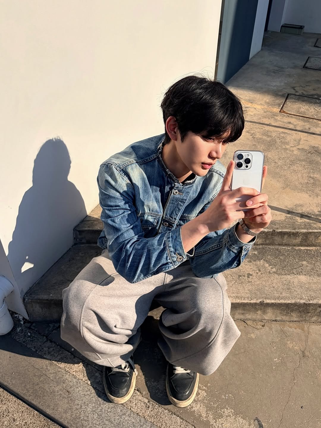 Photo by 윤상현, Sang Hyun Youn on March 22, 2026. May be an image of phone, duffle coat, sweatpants and text.