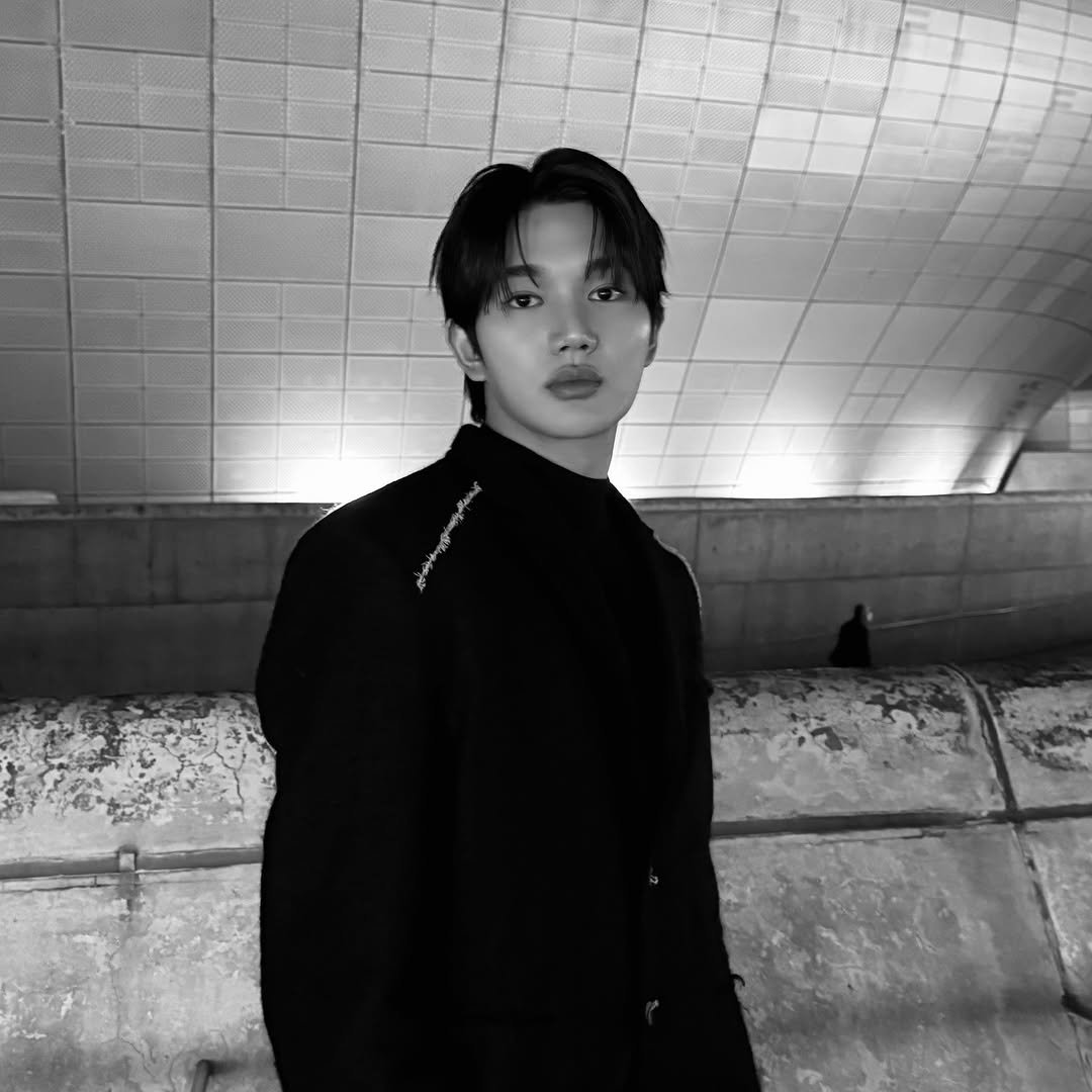 Photo by 윤상현, Sang Hyun Youn on January 12, 2026. May be a black-and-white image of overcoat, duffle coat, turtleneck and bolo tie.